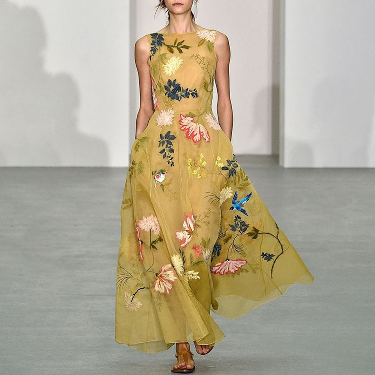 Robe longue jaune à imprimé floral et col rond