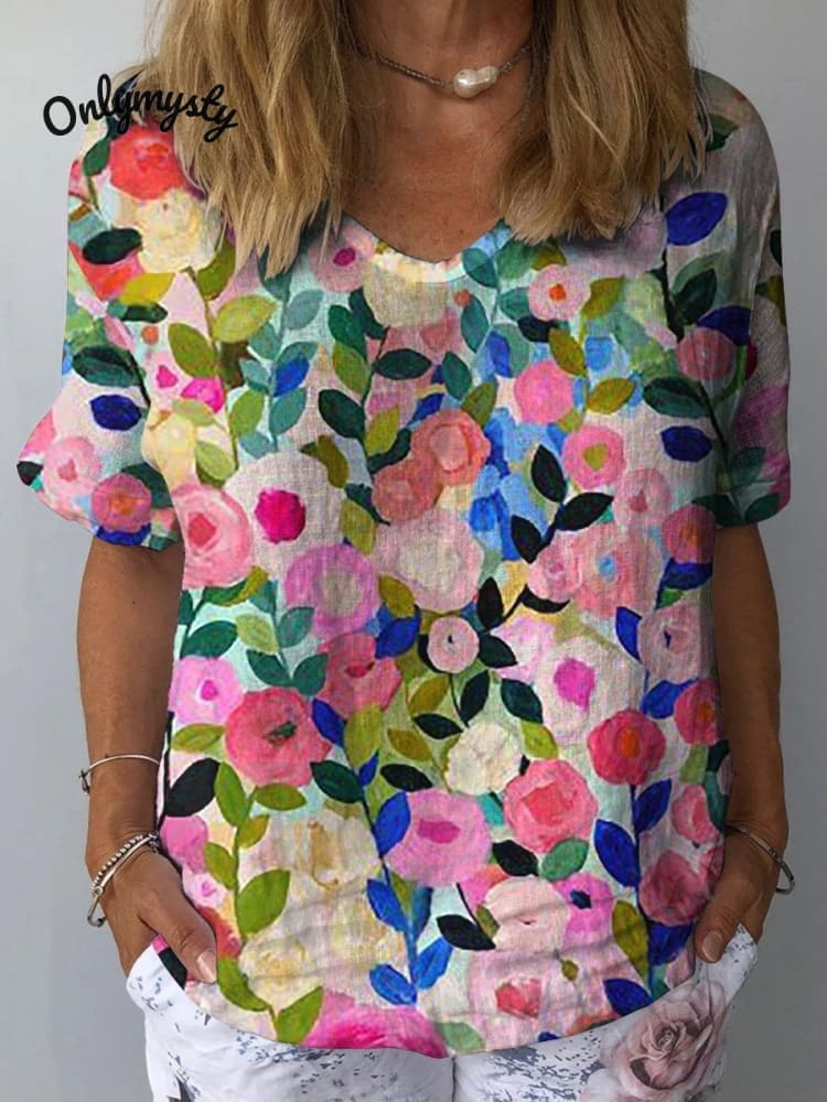 Camisa fluida de mujer con cuello de pico y estampado floral primaveral de colores